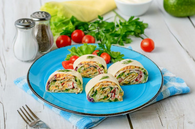 Рулет из лаваша с крабовыми палочками яйцом