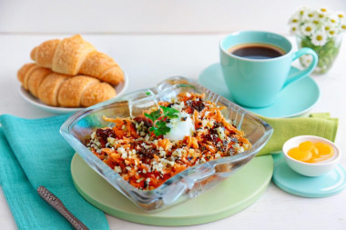 Салат с изюмом и сметаной