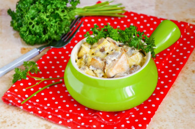 Жульен с курицей грибами и сливками на сковороде