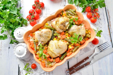 Курица с замороженными овощами в духовке