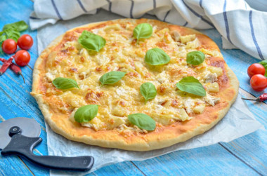 Пицца с ананасами и курицей гавайская