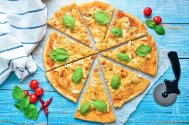 Пицца с ананасами и курицей гавайская