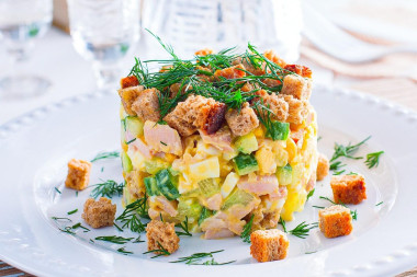 Салат с копченым окорочком и кукурузой