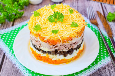 Салат с тунцом консервированным сыром и яйцом