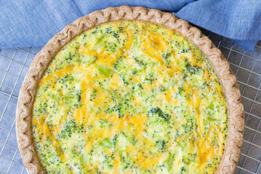 Киш лорен с чеддером и брокколи на молоке