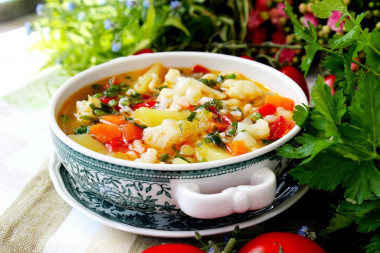 Овощной суп с цветной капустой и картошкой