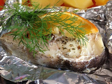 Стейк трески в фольге с чесноком и апельсинами