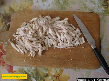 Рецепт - Салат куриное филе, соленые огурцы и майонез - Шаг 2 -  Мясо курицы отвариваем в подсоленной воде до готовности. Далее охлаждаем его и нарезаем соломкой.