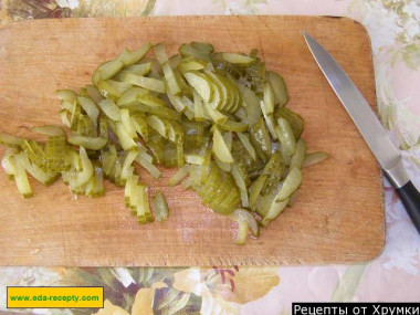 Рецепт - Салат куриное филе, соленые огурцы и майонез - Шаг 3 -  Соленые огурцы также нарезаем соломкой, предварительно срезав у них кончики.