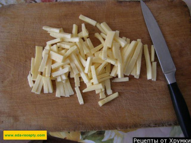 Рецепт - Салат куриное филе, соленые огурцы и майонез - Шаг 4 -  Сыр нарезаем такой же соломкой, как мясо и огурцы.