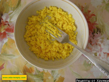 Рецепт - Салат куриное филе, соленые огурцы и майонез - Шаг 5 -  Яйца отвариваем вкрутую в течение 10-ти минут, охлаждаем их в холодной воде, чистим и делим на белки и желтки. Желтки разминаем вилкой.