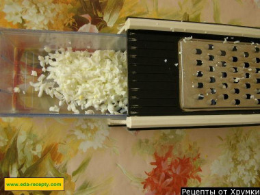 Рецепт - Салат куриное филе, соленые огурцы и майонез - Шаг 6 -  Белок натираем на крупной терке.