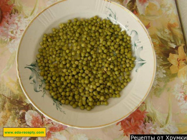 Рецепт - Салат куриное филе, соленые огурцы и майонез - Шаг 7 -  Берем плоское блюдо и выкладываем в следующей определенности ингредиенты. Только нужно строго следовать порядку. Сначала на дно высыпаем зеленой горошек и смазыаем его майонезом.