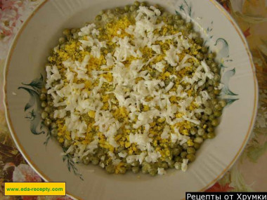 Рецепт - Салат куриное филе, соленые огурцы и майонез - Шаг 9 -  Выкладываем яичный белок и опять все смазываем майонезом.