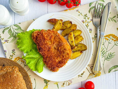 Свинина в панировке и льезоне