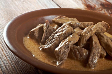 Бефстроганов классический с мукой и сметаной