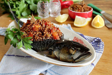 Скумбрия с гречкой в духовке