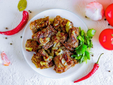 Жареная печень говяжья с луком на сковороде мягкая