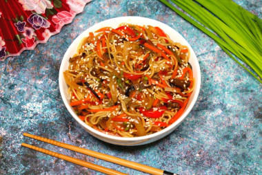 Яичная лапша с овощами