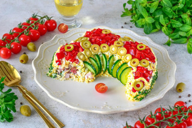 Салат русская красавица с курицей и ветчиной
