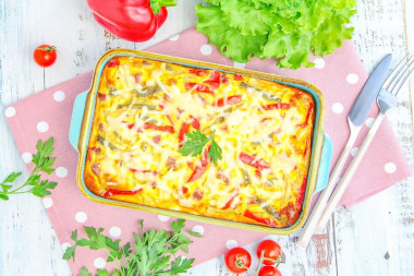 Яичная запеканка с овощами, ветчиной и сыром в духовке