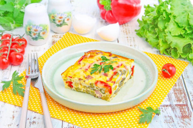 Яичная запеканка с овощами, ветчиной и сыром в духовке