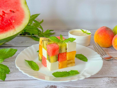 Салат Кубик-Рубик из фруктов с сыром и йогуртовым соусом