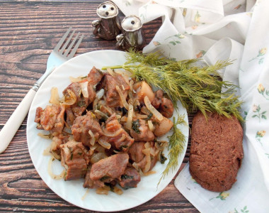 Свинина жареная кусочками на сковороде
