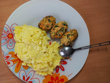 картофельное пюре с сырно-зелёной куриной котлетой