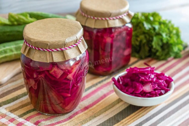 Маринованная капуста со свеклой на зиму