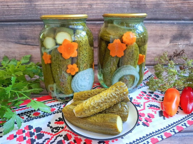 Огурцы с луком и морковью в маринаде на зиму