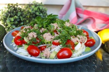 Салат с тунцом, пекинской капустой, авокадо и черри
