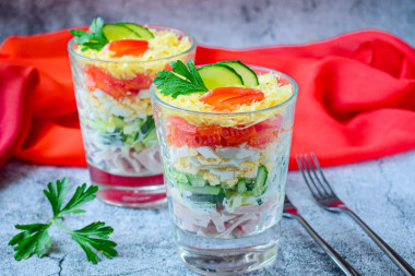 Салат коктейль с ветчиной сыром и огурцами