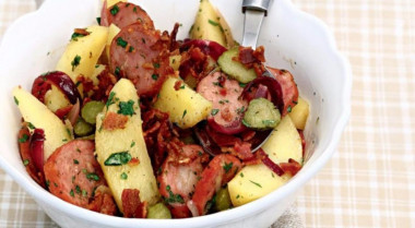 Немецкий картофельный салат с беконом и колбасой