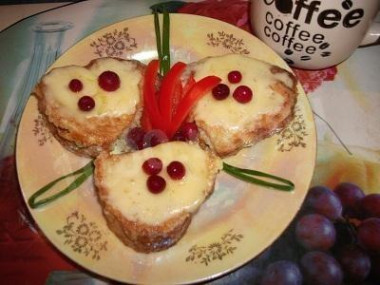 Яичные гренки посыпанные тертым сыром