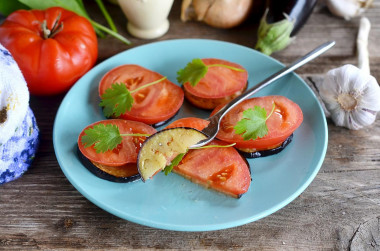 Жареные баклажаны с помидорами и чесноком