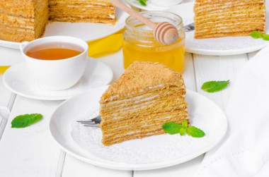 Медовый торт со сметанным кремом классический