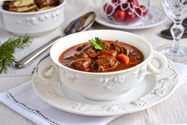 Говядина в томатном соусе тушеная