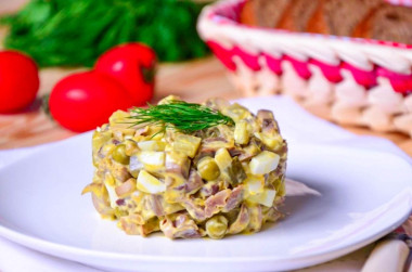 Салат из куриных желудков с луком и грибами