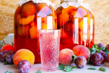 Компот из слив и персиков на зиму