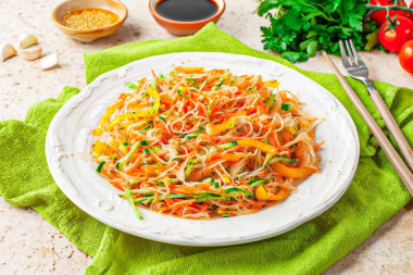 Салат из рисовой лапши с овощами и курицей