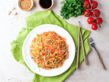 Салат из рисовой лапши с овощами и курицей
