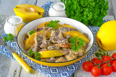 Говядина с айвой тушеная