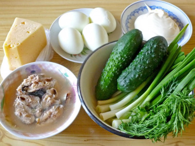 Рецепт - Салат с рыбными консервами и зеленым луком - Шаг 1 - Как сделать простой салат с рыбной консервой и яйцом? Для приготовления простого салата с рыбными консервами берем баночку сардины с добавлением масла. Твердый сыр подойдет лучше всего Российский. Яйца отвариваем вкрутую. Огурцы, зеленый лук, петрушку и укроп моем. Лук берем именно зеленый, он в салате очень хорошо сочетается с вареными яйцами и не перебивает вкус рыбы. Майонез должен быть 67-процентной жирности, густой.