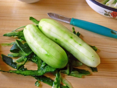 Рецепт - Салат с рыбными консервами и зеленым луком - Шаг 2 -  Свежие огурчики обязательно очищаем от кожицы.