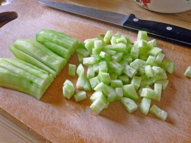 Рецепт - Салат с рыбными консервами и зеленым луком - Шаг 4 -  А затем нарезаем огурчики поперек, чтобы получились средние кубики.