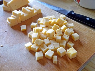 Рецепт - Салат с рыбными консервами и зеленым луком - Шаг 6 -  Брусочки сыра нарезаем также на кубики средней величины.