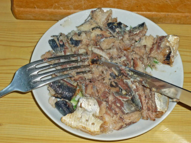 Рецепт - Салат с рыбными консервами и зеленым луком - Шаг 8 -  Сардину вынимаем из жидкости, в которой она была закрыта в банке, и разрезаем на мелкие кусочки.