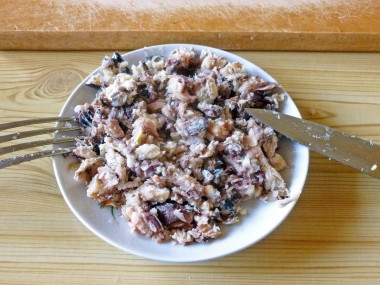 Рецепт - Салат с рыбными консервами и зеленым луком - Шаг 9 -  Разминать вилкой сардину не нужно, она мягкая, достаточно только ее немного измельчить.