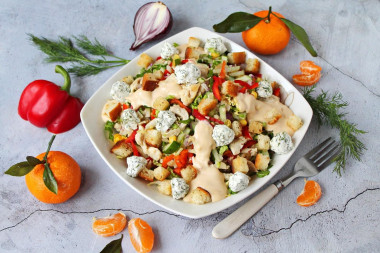 Салат Ревнивец с курицей, кукурузой, сухариками
